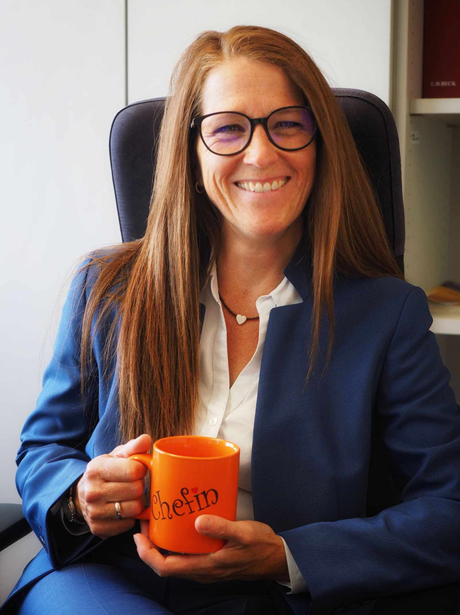 Sybille Niese lächelnd im Portrait